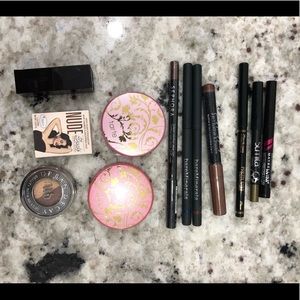 Blushes, eyeliner, eye shadows, lip colour